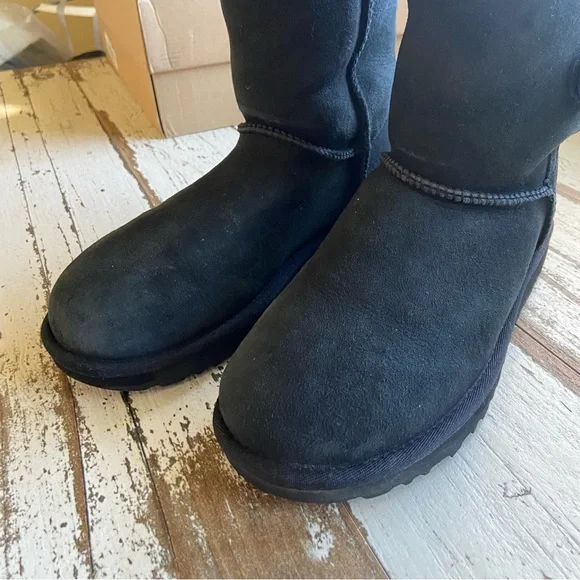 ✨SOLD✨UGG Bailey Button Triplet II Boots - Picture 3 of 11